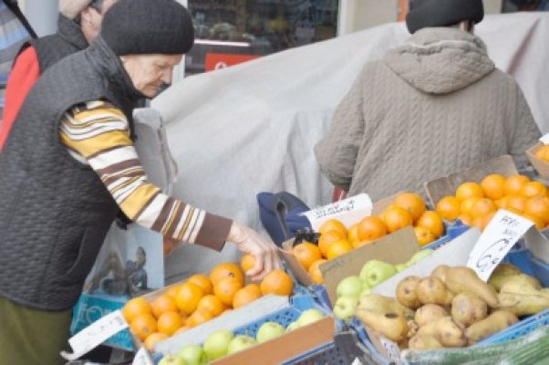 Inspectorii DSVSA controlează fructele provenite din Turcia